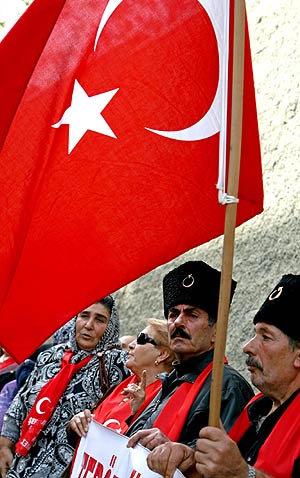 Veteranos turcos con la bandera nacional en una manifestacin con EEUU. (Foto: EFE)