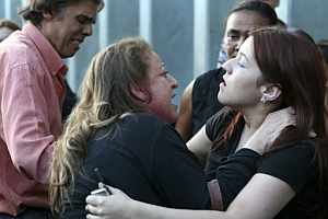 Familiares y amigos de Flavia Isapia lloran la muerte de la chica a la entrada del hospital. (Foto: EFE)