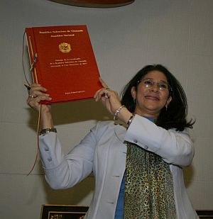 La presidenta de la Asamblea Nacional, Cilia Flores, muestra el proyecto de reforma constitucional. (Foto: EFE)