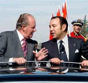 El Rey Juan Carlos y Mohamed VI, durante la visita de los monarcas espaoles a Marruecos en enero de 2005. (Foto: AFP)