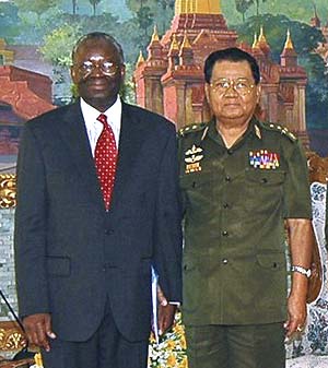 Gambari y el lder de la Junta Militar birmana, Than Shwe. (Foto: REUTERS)