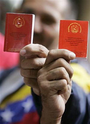 Seguidores de Chvez, con dos ejemplares de la Constitucin. (Foto: AP)