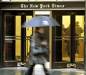 Una mujer pasa ante la sede central The New York Times. (Foto: AP)