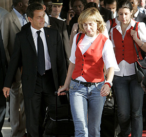 Las azafatas se dirigen al avión junto a Nicolas Sarkozy. (Foto: AP)