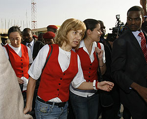 Tres de las azafatas espaolas se dirigen al avin de Sarkozy. (Foto: REUTERS)