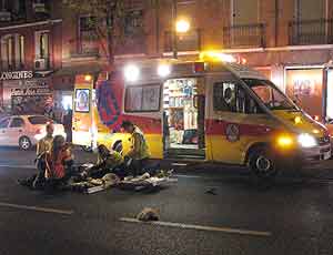 Dos jóvenes, heridos tras ser atropellados por un turismo en la avenida ...
