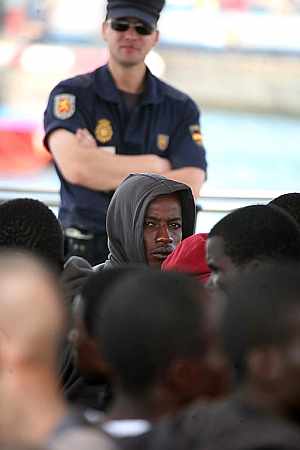 Imagen de uno de los inmigrantes, en el puerto de Los Cristianos. (Foto: EFE)