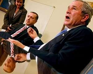 Bush (d) y Erdogan (i), durante un momento del encuentro. (Foto: EFE)