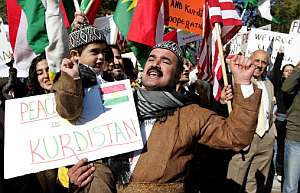 Manifestantes kurdos, en los alrededores de la Casa Blanca, protestan por las acciones turcas. (Foto: AFP)