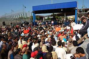 Cientos de marroques se agolpan ante la frontera de Melilla para protestar. (Foto: EFE)