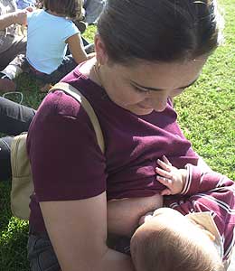 Foto de archivo de una madre que da mamar a su hijo. (Foto: Cati Cladera)