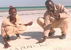 Moses Onoo y una compaera, en la playa de Bamburi. (Foto: Janneke Schuuring)