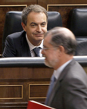 El presidente del Gobierno, Jos Luis Rodrguez Zapatero, observa a al Ministro de Justicia durante el debate. (Foto: EFE)
