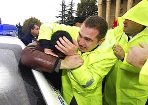 Un polica forcejea con un manifestante para detenerlo. (Foto: REUTERS)