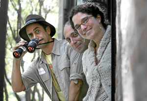 De izquierda a derecha, el profesor Roots, Ferrn Guallar, director del Instituto Jane Goodall en Espaa, y Sonia Castaeda, de la Fundacin Biodiversidad. (Foto: Jaime Villanueva)