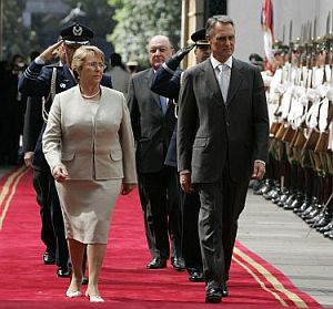 La presidenta de Chile, Michelle Bachelet, junto a su homólogo portugues, Anibal Cabaco. (Foto: EFE)