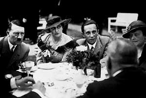 Hitler con el matrimonio Goebbels en la Cancillería del III Reich, 1934 (Archivo El Mundo).