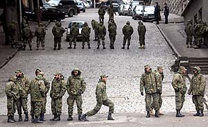 El Ejército bloquea una calle cercana al Parlamento de Georgia durante el estado de excepción. (Foto: EFE)