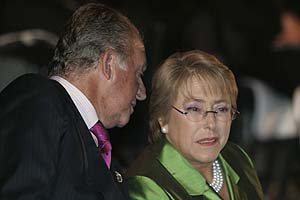 El Rey Juan Carlos conversa con Bachelet durante la inauguración de la cumbre. (Foto: EFE)