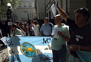 Asambleistas de Gualeguaych, que se oponen a la planta de celulosa, protestan ante la embajada argentina en Santiago de Chile, donde Kirchner asista a un acto. (Foto: EFE)