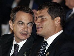 Zapatero y el presidente ecuatoriano, Rafael Correa, conversan durante la inauguracin. (Foto: EFE)