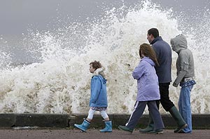 Varias personas caminan junto al mar en Suffolk, al este de Inglaterra. (Foto: REUTERS)