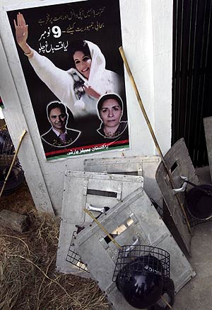 Cartel con la imagen de Benazir Bhutto sobre 'escudos' de la polica paquistan. (Foto: AP)