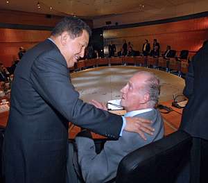 Hugo Chvez y Don Juan Carlos, antes de una de las reuniones. (Foto: AP)