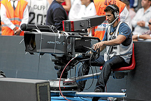 Ivn Ruiz, cmara de televisin, durante la retransmisin de uno de los partidos de la presente Liga. (Foto: Marca)