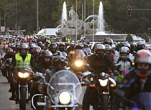 Miles de motoristas procedentes de toda Espaa circulan por el Paseo de Recoletos. (Foto: EFE)