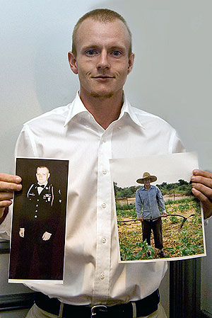 Matt McCue, mostrando fotos de su poca de soldado y de su actividad como granjero. (Foto: Miguel Rajmil)