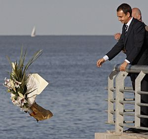 Zapatero arroja un ramo de flores desde el memorial. (Foto: AFP)