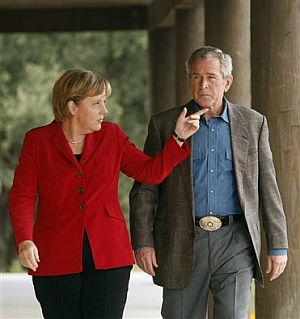 Bush y Merkel, durante su encuentro. (Foto: AP)