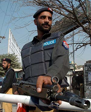 Un polica paquistan vigila las calles Rawalpindi tras el estado de excepcin. (Foto: EFE)