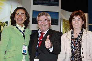 Pedro Castro, junto a Regina Otaola y Rosa Aguilar, vicepresidentas primera y segunda de la FEMP, respectivamente. (Foto: EFE)