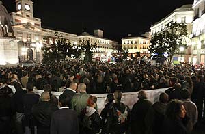 Cientos de personas han acudido a la Puerta del Sol en una manifestación antifascista. (Foto: EFE)