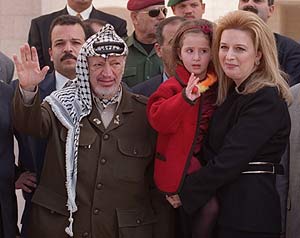 Yassir Arafat, su mujer Suha y su hija Zahwa, en una imagen de 1999 en la ciudad de Beln. (Foto: AP)
