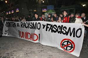 Varias personas despliegan una pancarta de protesta por la muerte del joven en Madrid. (Foto: EFE)