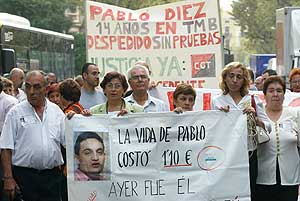 Protesta de trabajadores de TMB en septiembre de 2004 por el despido de un trabajador que acab suicidndose (Foto: Antonio Moreno)