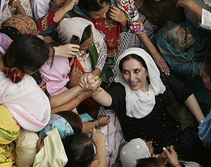 Benazir Bhutto saluda a sus seguidores durante una visita a la ciudad de Lahore. (Foto: AP)