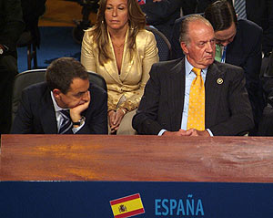 Zapatero y Don Juan Carlos, momentos antes del rifirrafe con Chávez en la cumbre. (Foto: REUTERS) Vea más fotos y vídeos