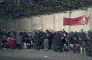 Decenas de antifascistas, durante la reunión del lunes, donde se colaron dos redactores de M2. (Quico Alsedo)