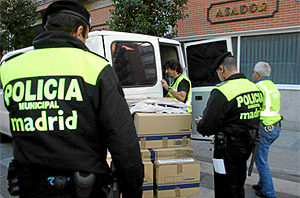 Policías y guardias civiles retiran un palé con cajas de documentación de la Gerencia de Medio Ambiente. (Pedro Blasco)
