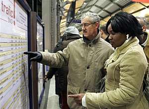 Dos pasajeros consultan los horarios del tren. (Foto: AP)