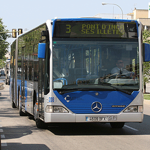 Los autobuses de la EMT han recibido algunas críticas por sus frecuencias (foto: Jordi Avellà).