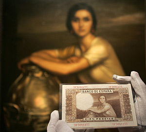 El leo 'Fuensanta', junto al billete al que prest su imagen. (Foto: AP)