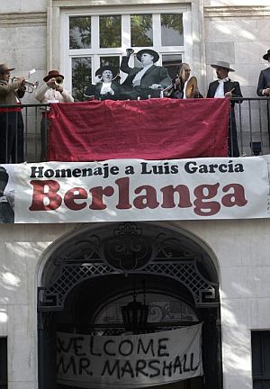 Las figuras recortables de los actores Pepe Isbert y Manuel Morán en un balcón, a semejanza de la película. (Foto: EFE)