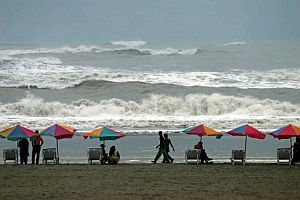 Varios turistas observan el mar en la playa ms larga del mundo, Cox's Bazar, mientras se espera la llegada del huracn. (Foto: EFE)
