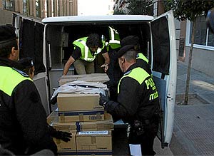 Varios policas se incautan cajas de documentacin de la sede de Urbanismo. (Foto: P. Blasco)