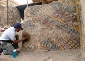 Un arquelogo limpia un muro policromado. (Foto: Explora Films)